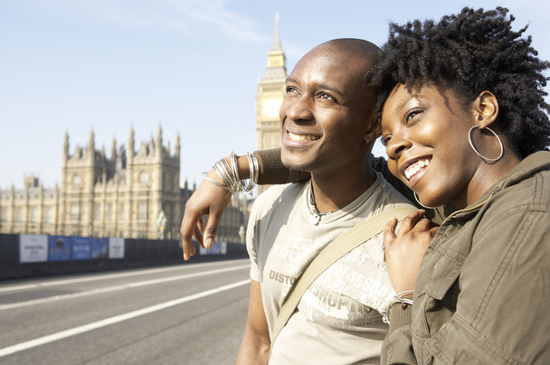Jeune couple de touristes visitant Big Ben de Londres, souriant
. - Photo, image