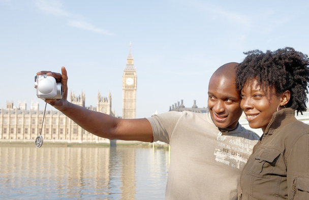 coppia afroamericana scattare foto di se stessi mentre in vacanza a Londra
 - Foto, immagini