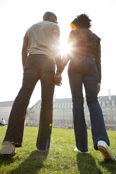 a férfi és női számok, míg séta london city egy napsütéses napon kézen nézet hátulról. - Fotó, kép