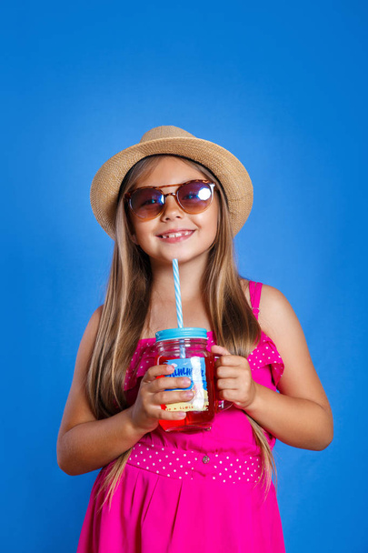 Little girl with hat and sunglasses with summer lemonade. Summer vacation and travel concept - Foto, Imagen
