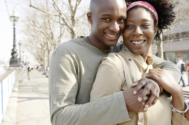 couple afro-américain à la Tamise de Londres
 - Photo, image