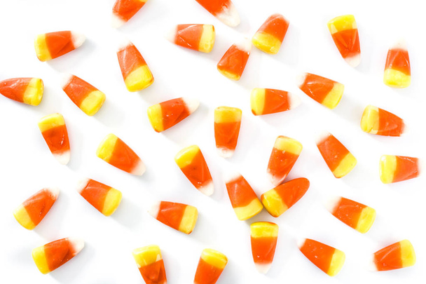 Typische halloween candy corn patroon geïsoleerd op een witte achtergrond. Bovenaanzicht - Foto, afbeelding