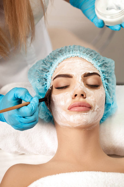 beautician applies face mask on woman - Foto, Imagem