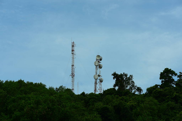 Telefon komórkowy antenowy telewizji satelitarnej higth nad tower. Telefon wieża, komunikacji wieży anteny z blue sky i chmury. - Zdjęcie, obraz