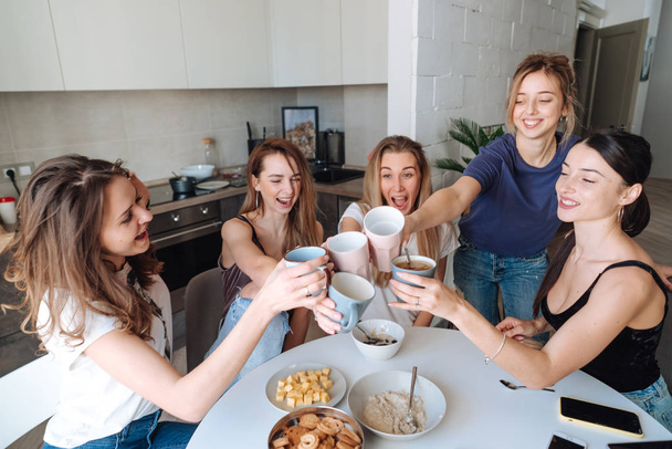 skupina žen v kuchyni - Fotografie, Obrázek
