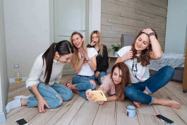 girls on the floor make selfie - Valokuva, kuva