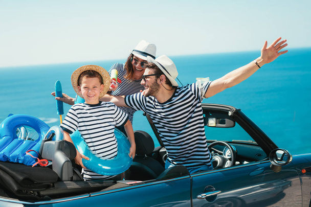 Ευτυχισμένη οικογένεια ταξίδια με το αυτοκίνητο στη θάλασσα. Άτομα που έχουν τη διασκέδαση στο καμπριολέ. Καλοκαιρινές διακοπές έννοια - Φωτογραφία, εικόνα