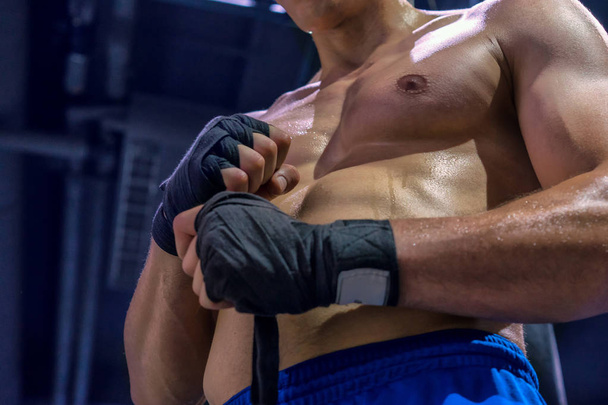 Обрізаний знімок молодого боксера, який готує бинти для боротьби з
 - Фото, зображення