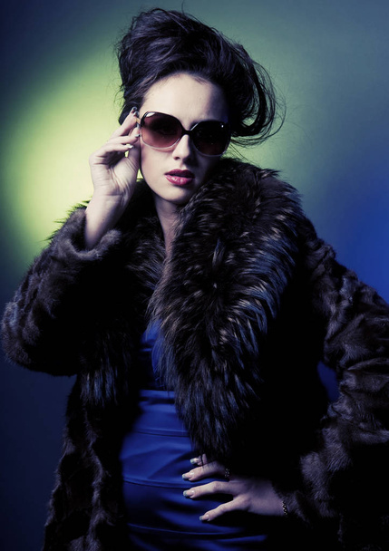 fashion lady with sunglasses posing in studio - Zdjęcie, obraz
