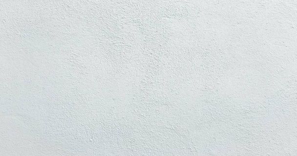 Weiß gewaschener bemalter abstrakter Hintergrund mit Pinselstrichen in Grau- und Schwarztönen - Foto, Bild