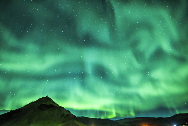 Long έκθεση φωτογραφίας τα φώτα northerns μαγικό χορό στον Ισλανδικό ουρανό - Φωτογραφία, εικόνα