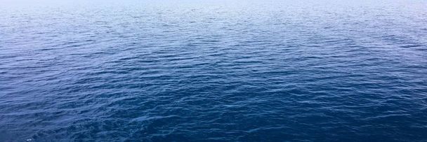 Tekstura niebieski wody. Błękitne wody morza na tle - Zdjęcie, obraz