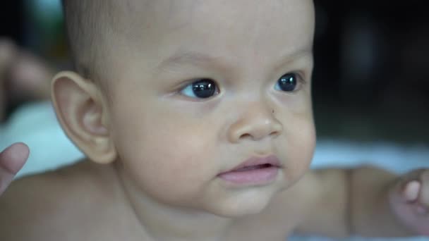 glücklich aus nächster Nähe Neugeborenes mit junger Mutter - Filmmaterial, Video