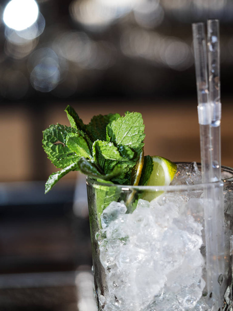 Classic lemonade with lemon, mint and crushed ice - Foto, imagen