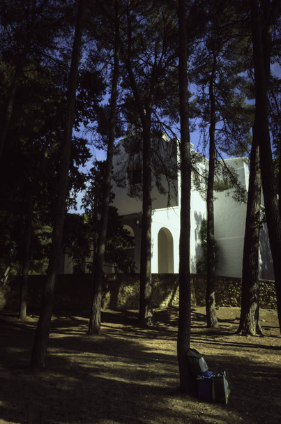 O eremitério está localizado no parque de San Vicente, ao lado da oliveira onde San Vicente fez o seu milagre. Nele você pode ver um mural de cerâmica que diz a vida e milagres do santo
. - Foto, Imagem