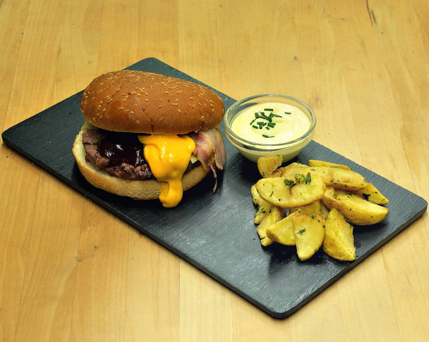 bacon cheese cheddar with classic bread and chips with assorted sauces - Foto, immagini