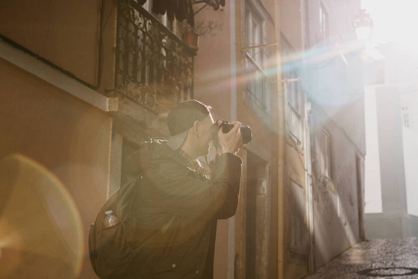 Un fotografo di strada o un giovane scatta foto di case autentiche a Lisbona in Portogallo. Un fotografo professionista o un turista che scatta foto per memoria
 - Foto, immagini