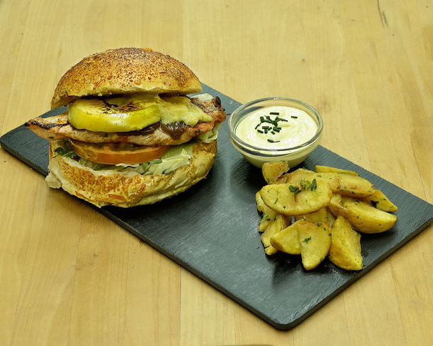 Kip hamburger met Tsjechische brood en chips - Foto, afbeelding