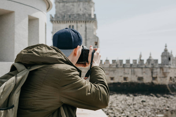 Profesyonel bir fotoğrafçı ya da bir genç erkek turist fotoğrafları Lizbon Portekiz manzaraları - Fotoğraf, Görsel