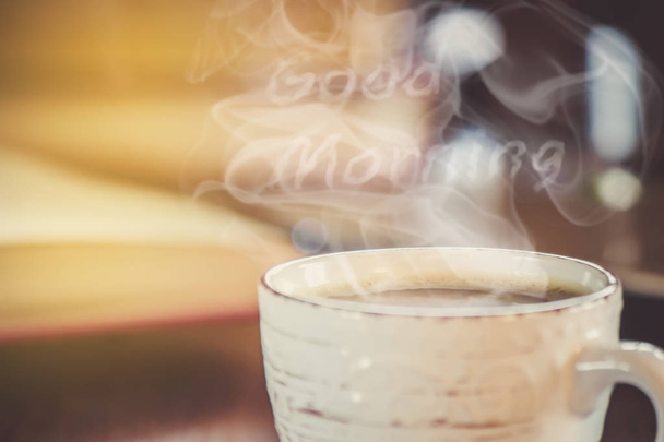 Bir fincan kahve ve bir duman Günaydın işyerinde ofiste. Seçici odak. - Fotoğraf, Görsel