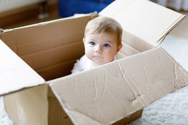 愛らしい赤ちゃんポスト ボックスに座っています。青い目をしたかわいい赤ちゃん - 写真・画像
