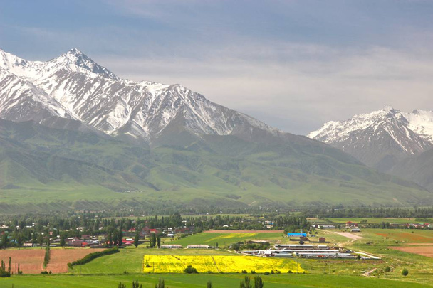 die schöne Landschaft in Bischkek mit dem tianischen Shan-Gebirge von Kyrgyzstan - Foto, Bild