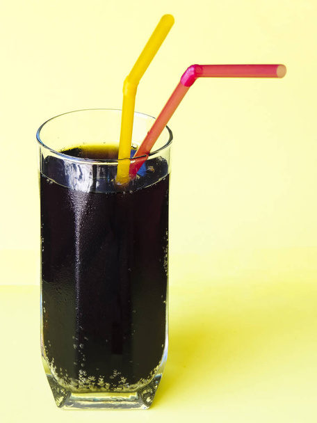 Холодный напиток в стакане с соломинкой
 - Фото, изображение