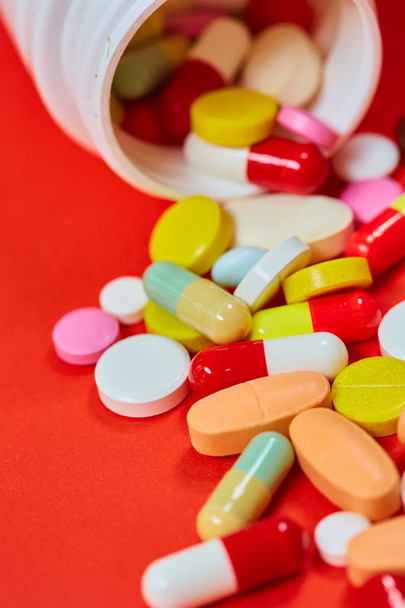 Primo piano di molte pillole colorate
 - Foto, immagini