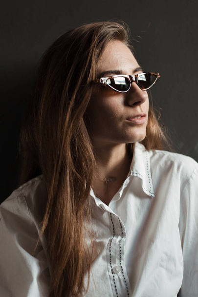 Портреты красивой брюнетки в солнечных очках
 - Фото, изображение