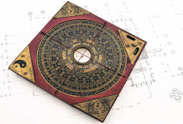 feng shui compas en planos desde arriba
  - Foto, imagen