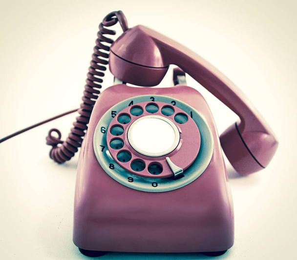 vintage punainen puhelin pois koukusta äänisen kuvan
  - Valokuva, kuva