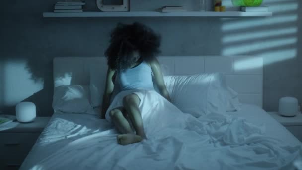 Тривожно латиноамериканського жінка Awake для літньої спеки на ліжку - Кадри, відео