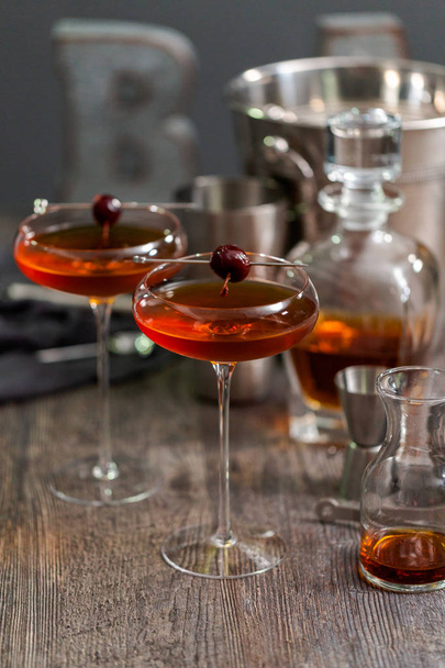 Манхэттенский коктейль, украшенный вишней
. - Фото, изображение