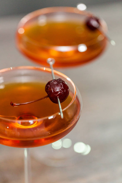Koktajl Manhattan przyozdobionym z brandied cherry. - Zdjęcie, obraz