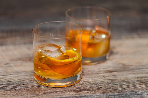 Cocktail Bourbon vecchio stile guarnito con buccia d'arancia
. - Foto, immagini