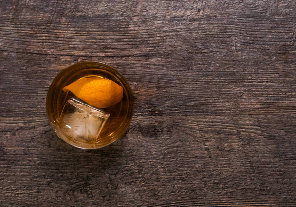 Bourbon cóctel a la antigua adornado con cáscara de naranja
. - Foto, Imagen