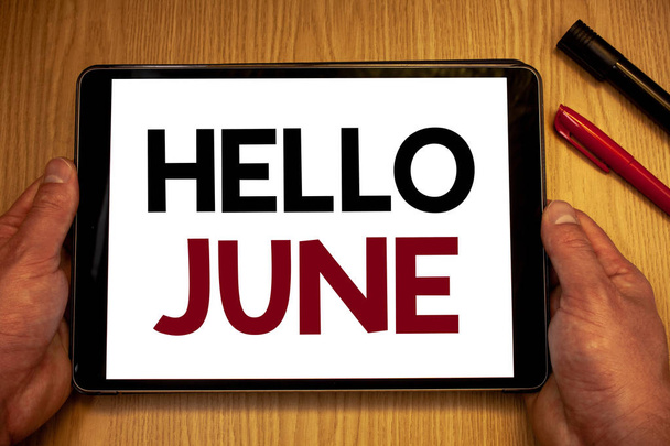 テキスト記号こんにちは 6 月を示します。概念的な写真 5 月は夏 startingman 新しい月メッセージを始める考え言葉白い画面黒赤ペンでホールディング テーブルを保持、木製 - 写真・画像
