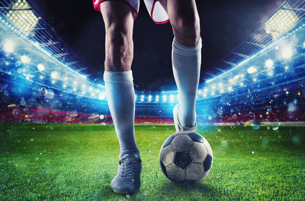 Футболіст готовий кинути футбольний м'яч на стадіоні під час матчу
 - Фото, зображення