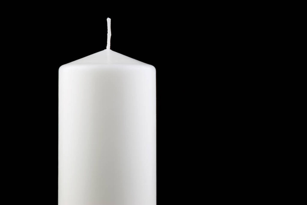 Suuri valkoinen kynttilä eristetty vastaan musta tausta
 - Valokuva, kuva