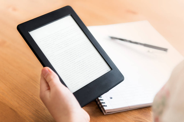 Kız ebook dijital tablet cihaza okuma ve not alma - Fotoğraf, Görsel