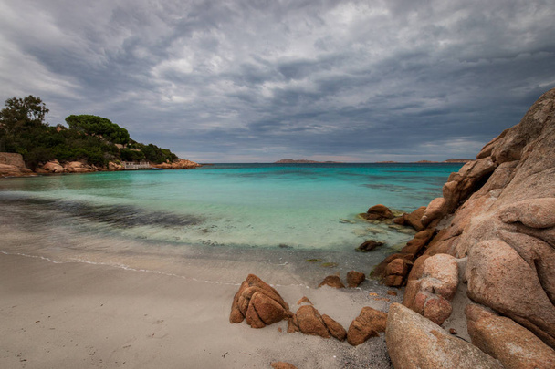Playa de Spiaggia Capriccioli en la Costa Esmeralda en la isla italiana de Cerdeña
 - Foto, imagen