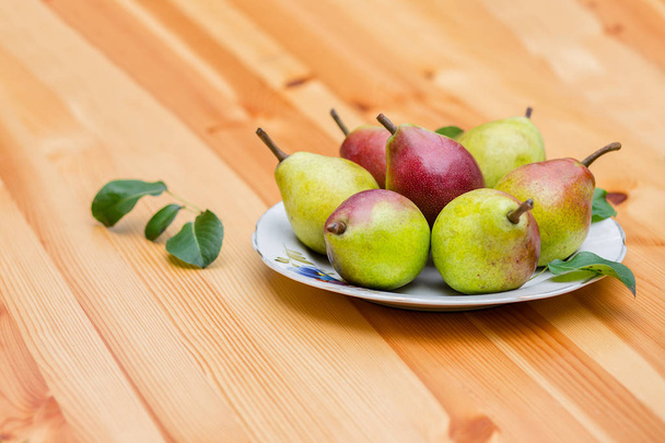 pears on wood table closeup with leaves - Fotoğraf, Görsel
