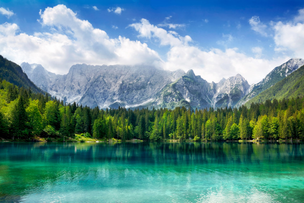 Lindo lago com montanhas no fundo
 - Foto, Imagem