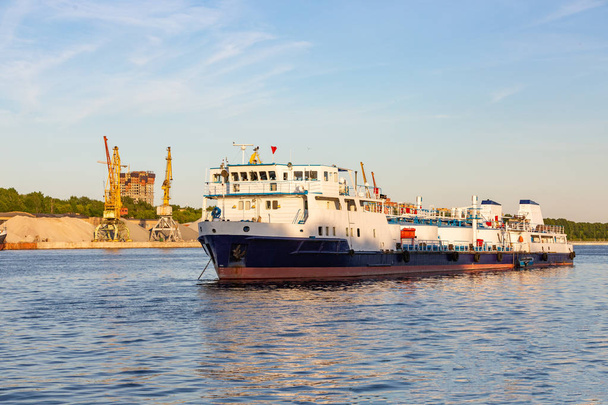 Barcaças e guindastes no porto fluvial
 - Foto, Imagem