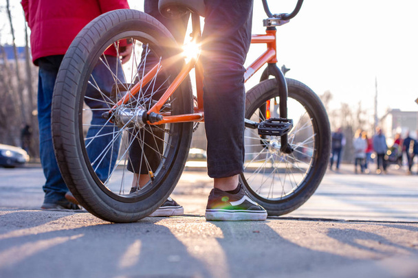 Urban fietsen - tiener paardrijden fiets in de stad - Foto, afbeelding