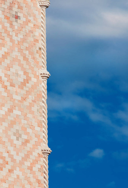 Gotische architectuur in Venetië. Doge paleis hoek met blauwe hemel en kopie ruimte als achtergrond - Foto, afbeelding
