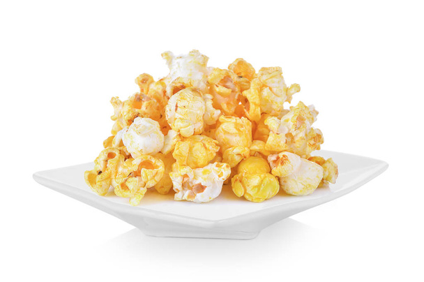 Popcorn im Teller auf weißem Hintergrund - Foto, Bild