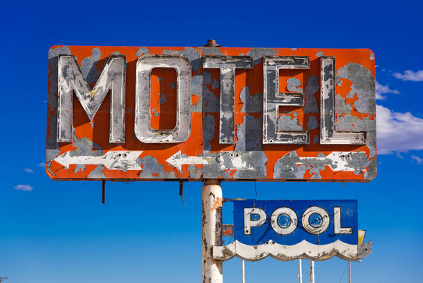 Напівзруйнований, vintage motel знак в пустелі штату Арізона - Фото, зображення