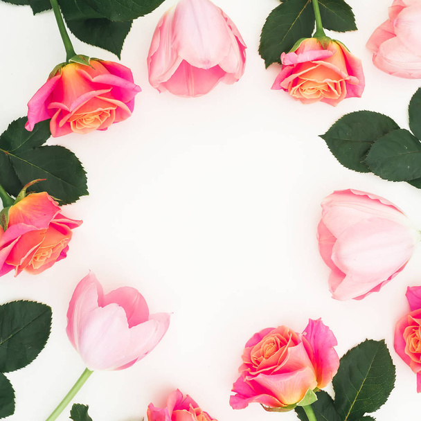 Composición del marco floral con rosas flores, hojas y brotes sobre fondo blanco. Asiento plano, vista superior. Fondo del marco
 - Foto, imagen