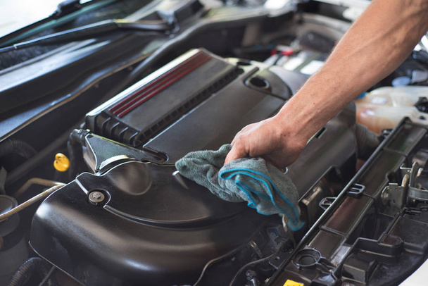 Mechanic cleaning car engine - Zdjęcie, obraz